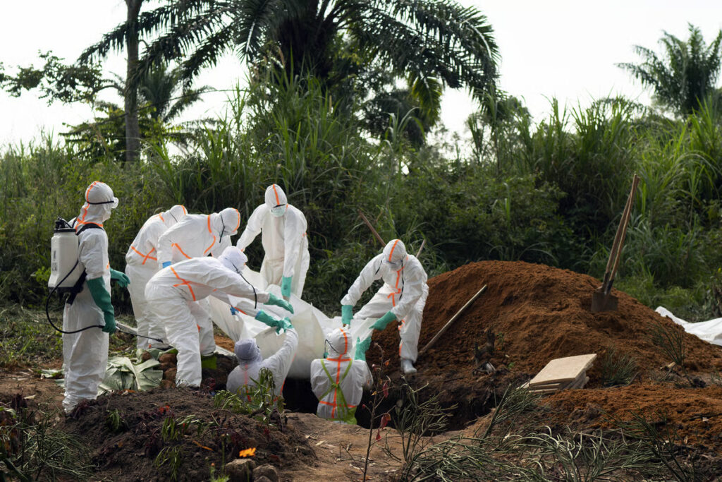 RDC : l’épidémie d’Ebola franchit le cap des 2.000 décès Le corps d’une des victimes du virus Ebola est inhumée dans u ne fosse commune, à Beni, en RDC, le 14 juillet 2019. © Jerome Delay/AP/SIPA