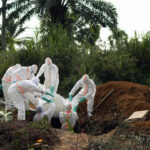 Le corps d’une des victimes du virus Ebola est inhumée dans u ne fosse commune, à Beni, en RDC, le 14 juillet 2019. © Jerome Delay/AP/SIPA