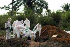 RDC : l’épidémie d’Ebola franchit le cap des 2.000 décès Le corps d’une des victimes du virus Ebola est inhumée dans u ne fosse commune, à Beni, en RDC, le 14 juillet 2019. © Jerome Delay/AP/SIPA
