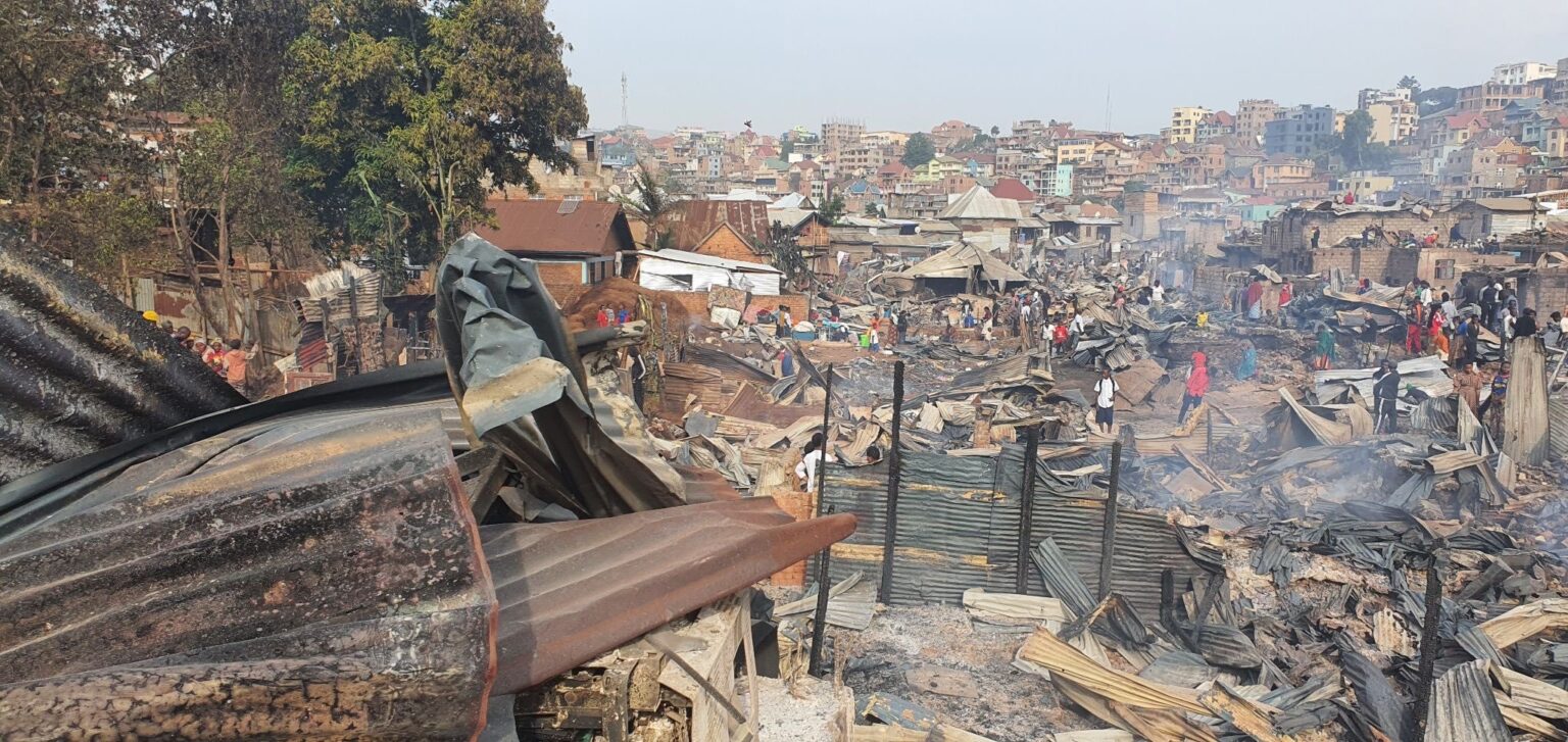 trois morts et des centaines d’habitations détruites dans un incendie à Nyalukemba
