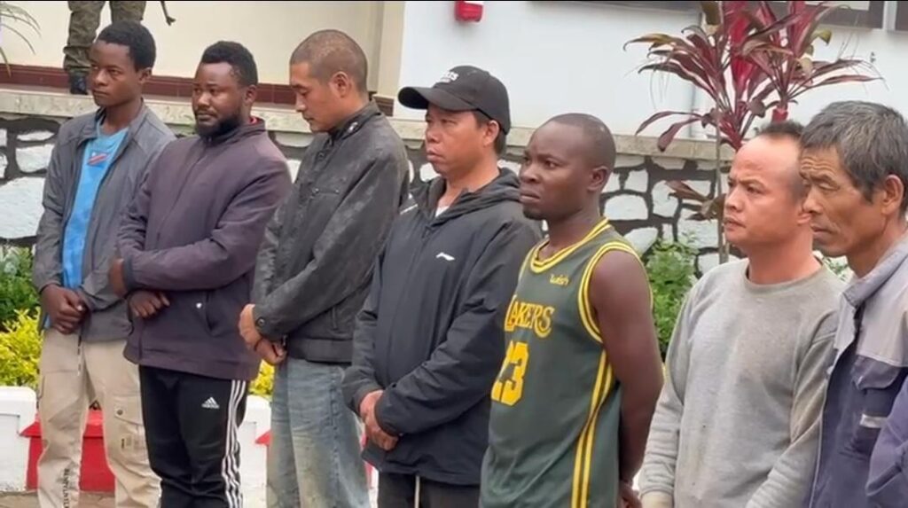 six Chinois et 19 Congolais arrêtés sur un site aurifère à Gina, selon la CRP