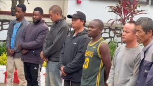Ituri : six Chinois et 19 Congolais arrêtés sur un site aurifère à Gina, selon la CRP six Chinois et 19 Congolais arrêtés sur un site aurifère à Gina, selon la CRP