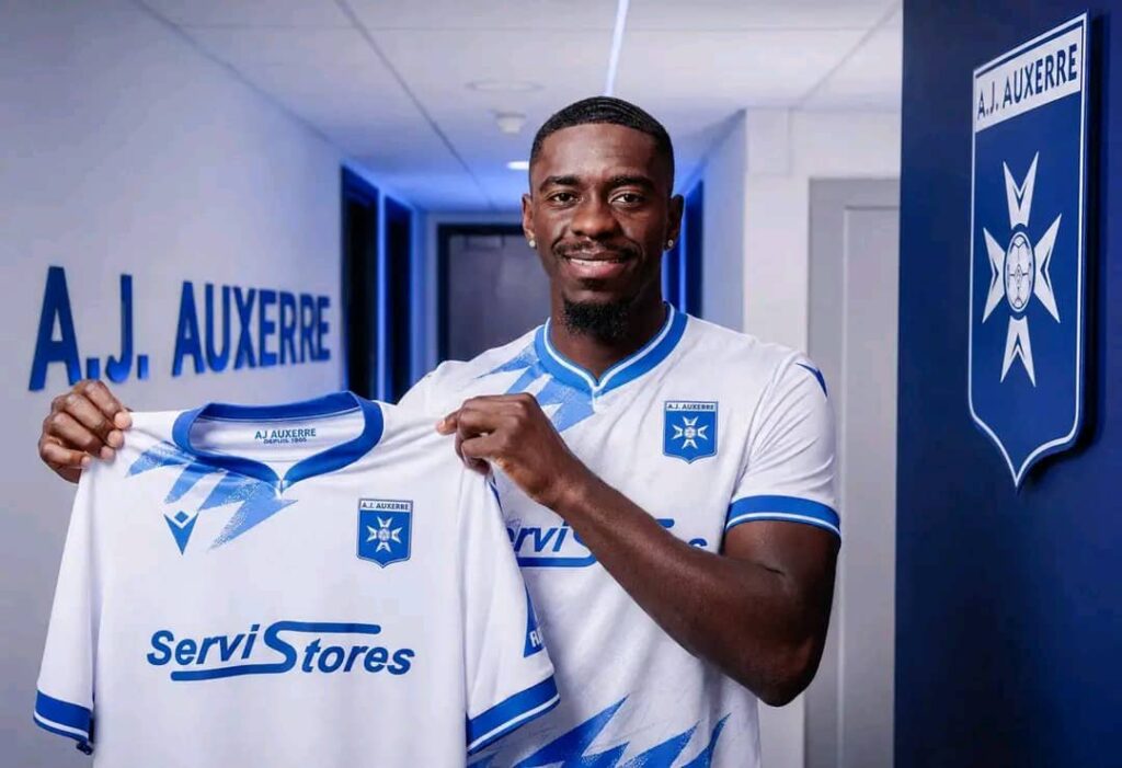 Ligue 1 : Axel Tuanzebe rejoint officiellement Auxerre Axel Tuanzebe rejoint officiellement Auxerre