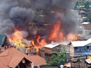 le feu fait des victimes, les voix s’élèvent
