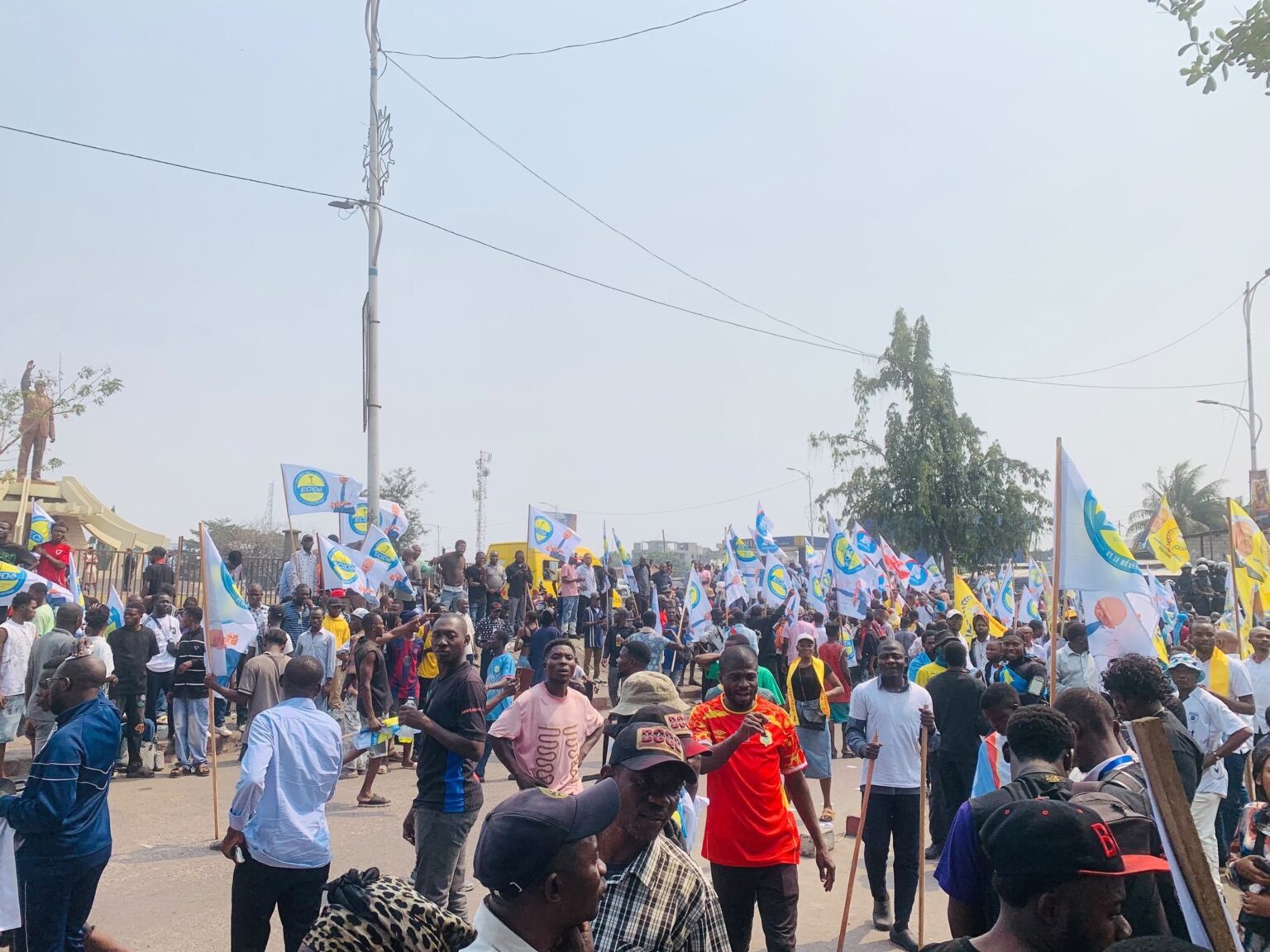 l’opposition descend dans la rue pour défendre la Constitution