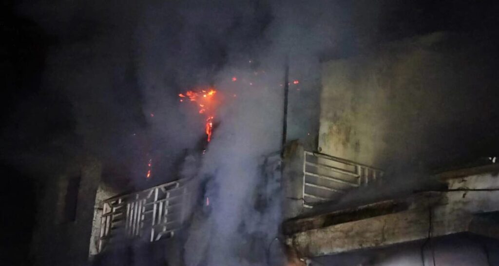 un incendie ravage le parking et une station radio
