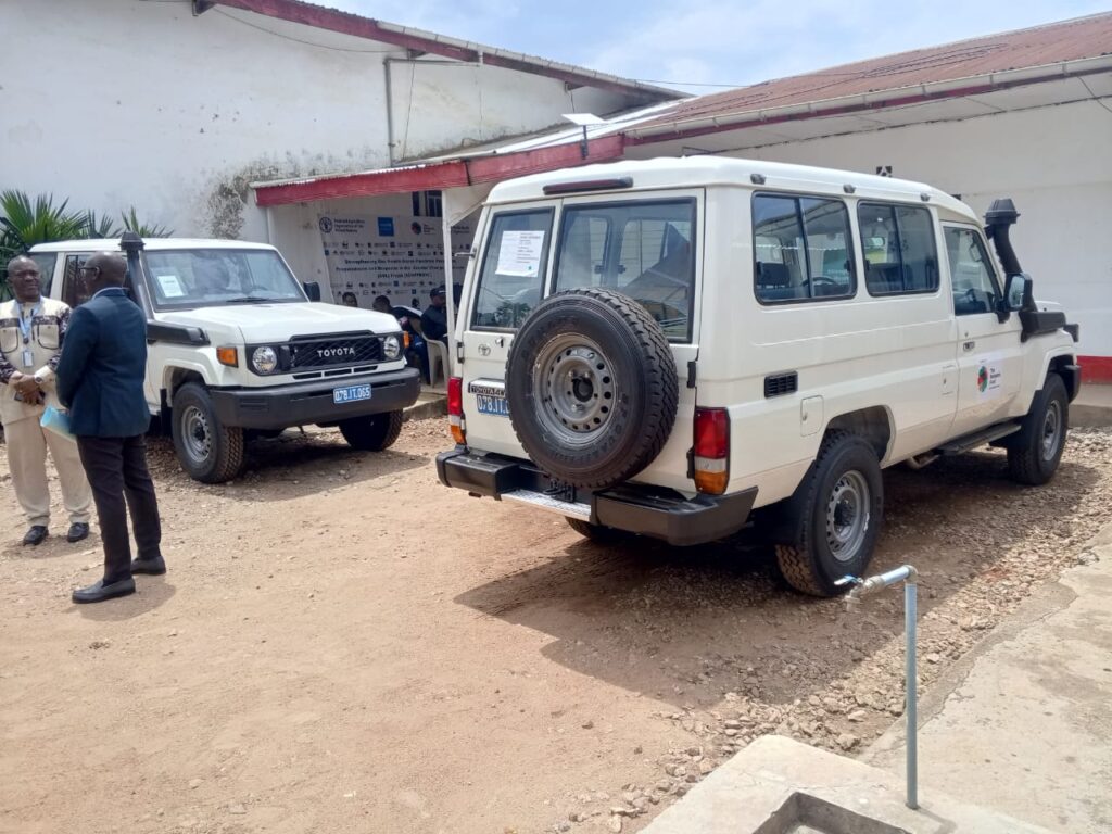 la FAO remet deux Land Cruiser neuves à Gorilla Doctors