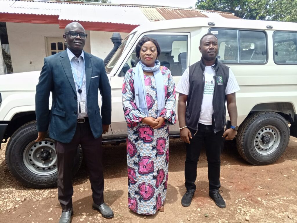 la FAO remet deux Land Cruiser neuves à Gorilla Doctors