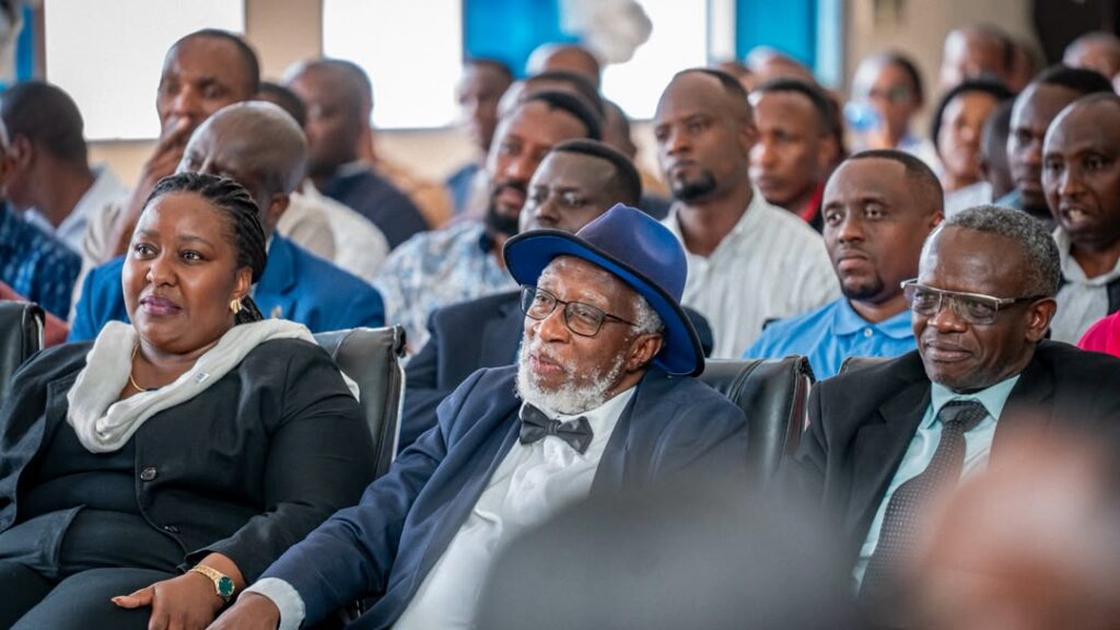Corneille Nangaa et Bertrand Bisimwa échangent avec des cadres du FRN