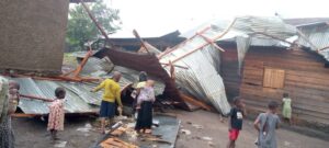 une femme tuée par la foudre, des maisons et des écoles endommagées