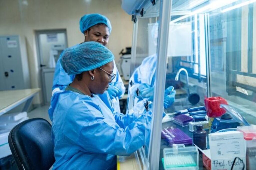 Ebola en RDC : la Belgique déploie un laboratoire mobile à Bunia