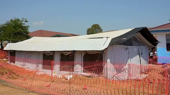 Bunia : MSF prévoit de fermer son centre de traitement Ebola d’Elikiya Bunia : MSF prévoit de fermer son centre de traitement Ebola d'Elikiya