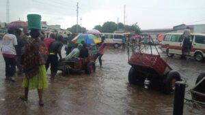 un cambiste braqué sous une forte pluie à Bel-Air